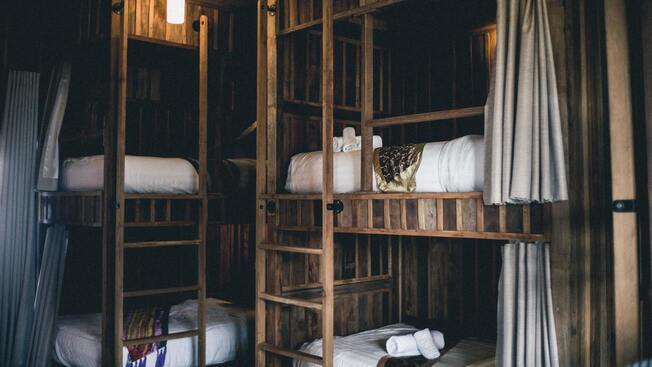 Image de la chambre d'hôtel montrant des lits superposés
